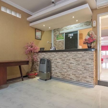 RedDoorz near MT Haryono Semarang Otel Dış mekan fotoğraf