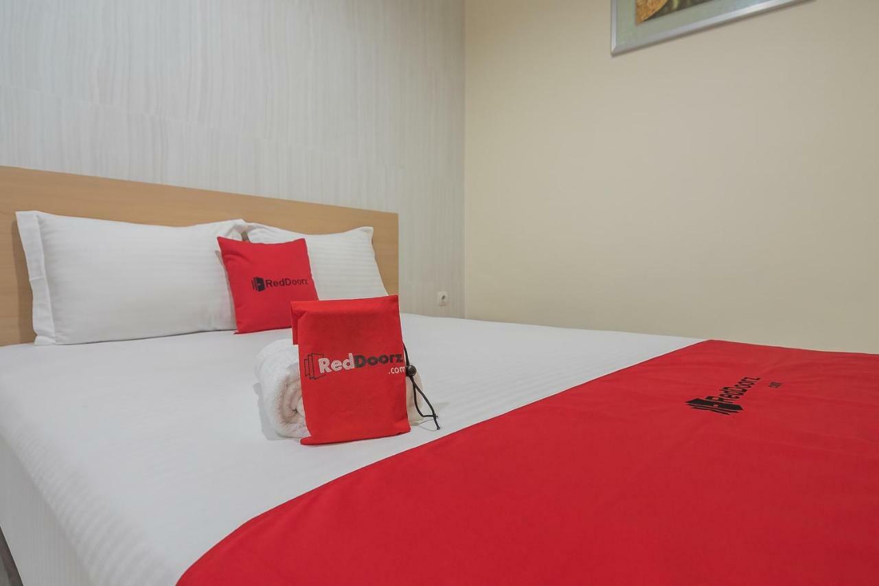 RedDoorz near MT Haryono Semarang Otel Dış mekan fotoğraf