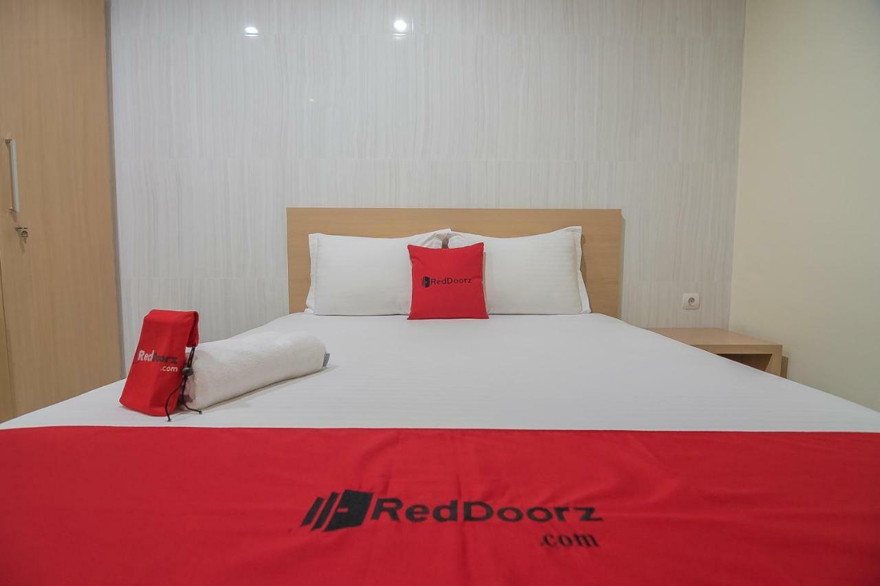 RedDoorz near MT Haryono Semarang Otel Dış mekan fotoğraf