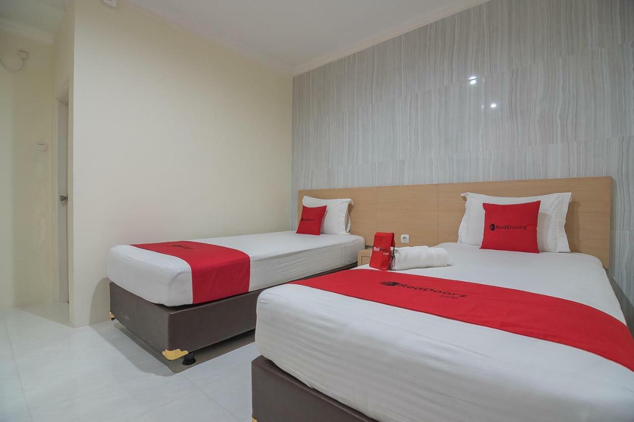RedDoorz near MT Haryono Semarang Otel Dış mekan fotoğraf