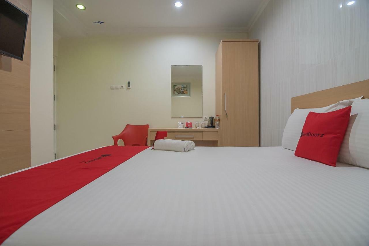 RedDoorz near MT Haryono Semarang Otel Dış mekan fotoğraf