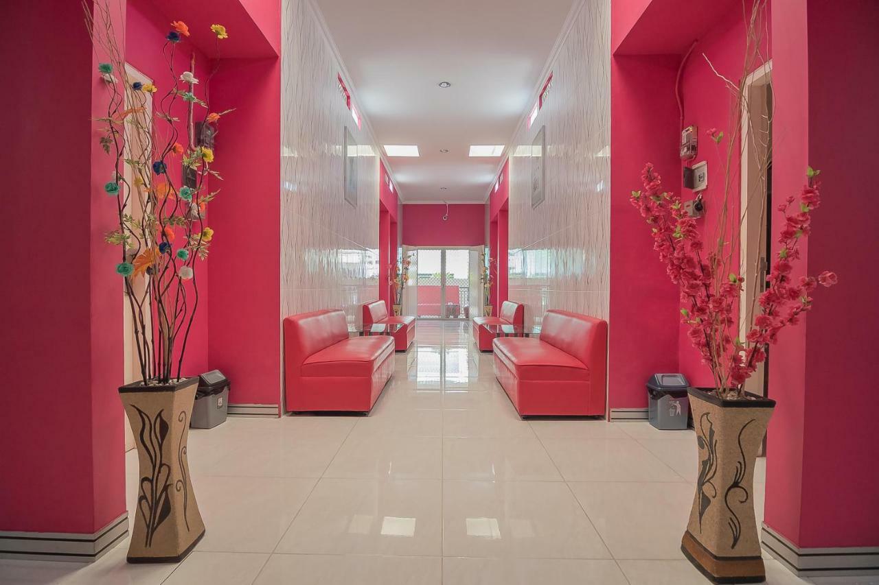 RedDoorz near MT Haryono Semarang Otel Dış mekan fotoğraf