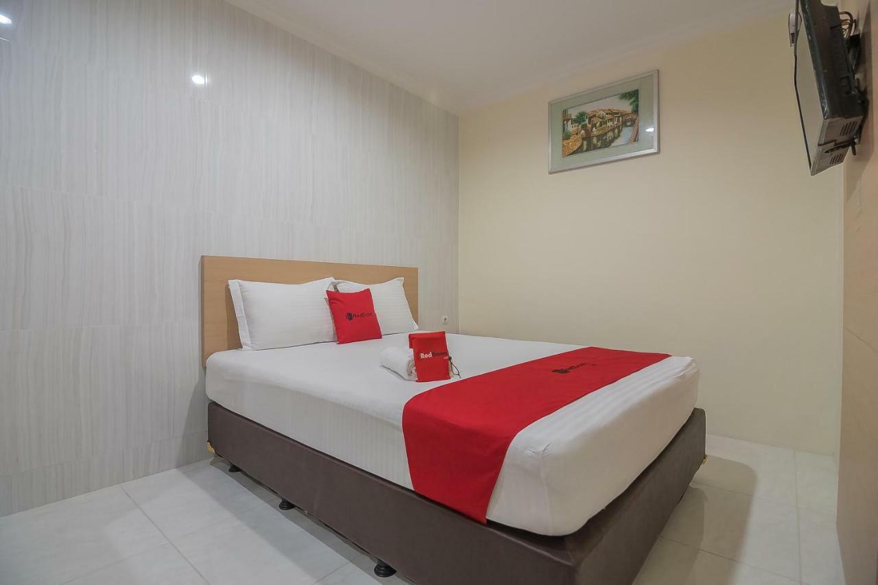 RedDoorz near MT Haryono Semarang Otel Dış mekan fotoğraf