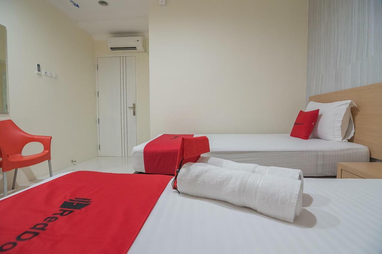 RedDoorz near MT Haryono Semarang Otel Dış mekan fotoğraf