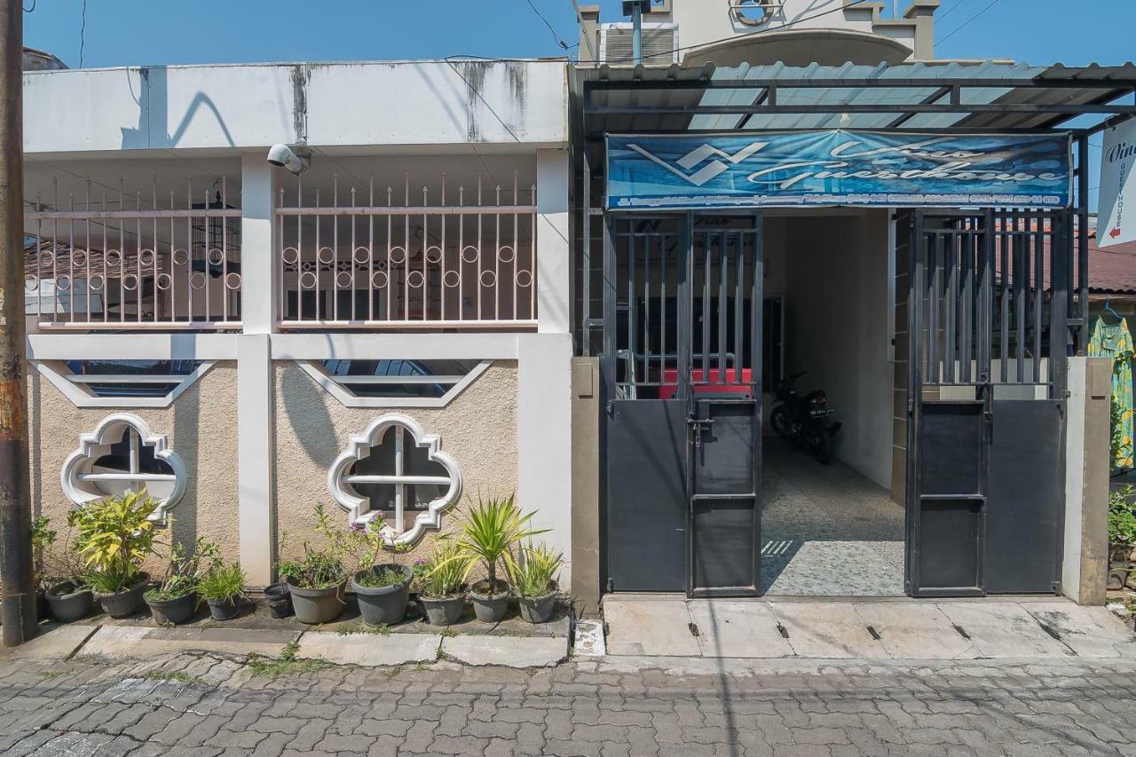 RedDoorz near MT Haryono Semarang Otel Dış mekan fotoğraf