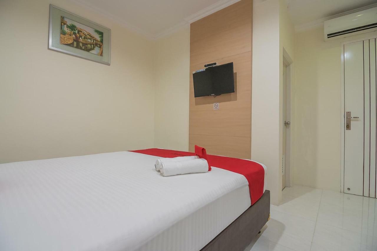 RedDoorz near MT Haryono Semarang Otel Dış mekan fotoğraf