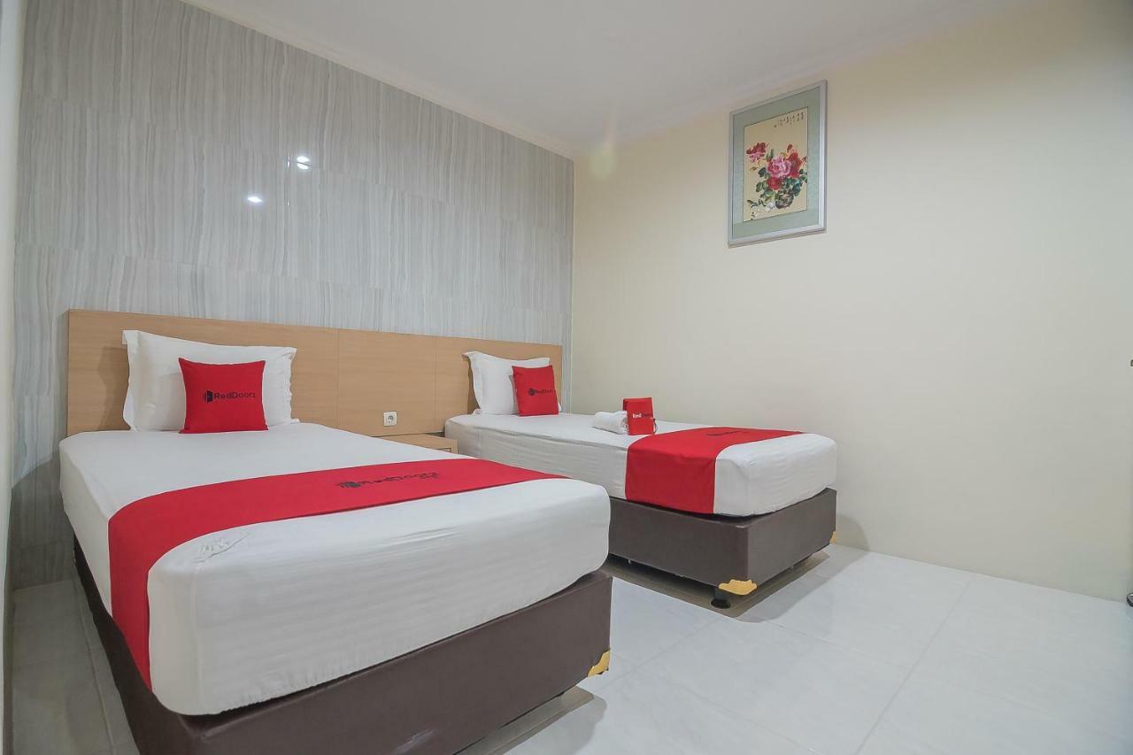 RedDoorz near MT Haryono Semarang Otel Dış mekan fotoğraf