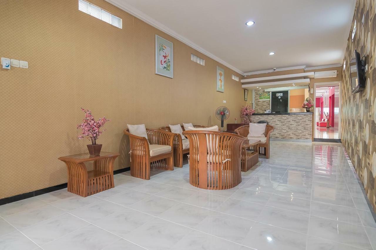 RedDoorz near MT Haryono Semarang Otel Dış mekan fotoğraf