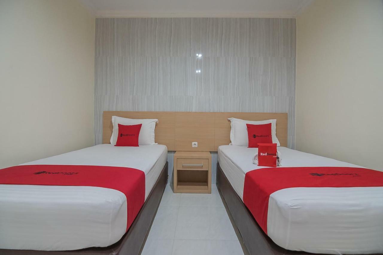 RedDoorz near MT Haryono Semarang Otel Dış mekan fotoğraf