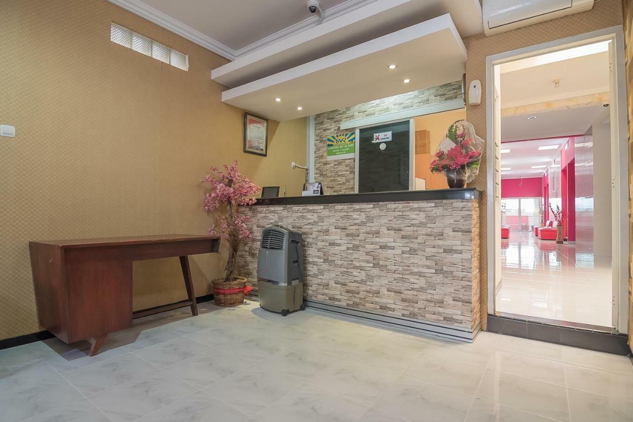 RedDoorz near MT Haryono Semarang Otel Dış mekan fotoğraf
