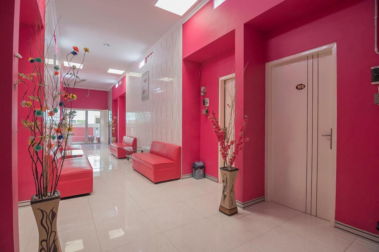 RedDoorz near MT Haryono Semarang Otel Dış mekan fotoğraf