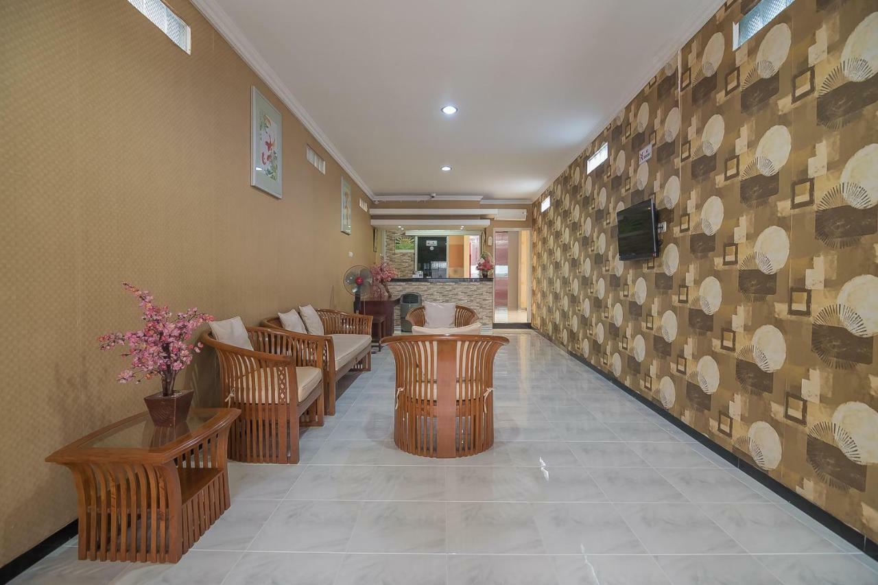 RedDoorz near MT Haryono Semarang Otel Dış mekan fotoğraf